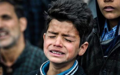 حقيقة بكاء طفل بعد حريق مخيم للاجئين السوريين في لبنان