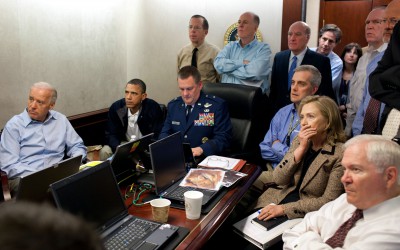 حقيقة صور أوباما وبايدن خلال تنحي مبارك وعزل مرسي