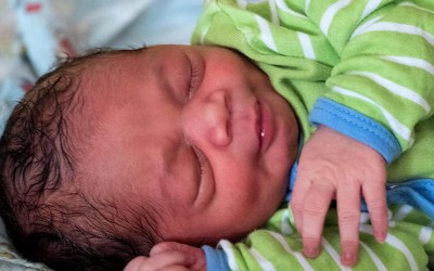 حقيقة ولادة أول طفل في العالم بأجسام مضادة لفيروس كورونا