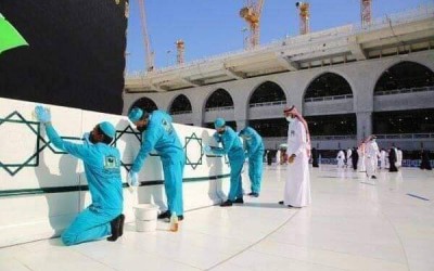 منع الصلاة في المسجد الحرام بسبب هجوم صرصور الليل