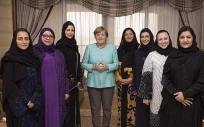 حقيقة صورة ميركل مع مسلمات مُحجبات في ⁧‫ألمانيا‬⁩