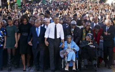 حقيقة مشاركة أوباما في مظاهرة ضد العنصرية دون كمامة