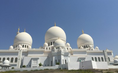 حقيقة صورة سياح في مسجد الشيخ زايد بالإمارات