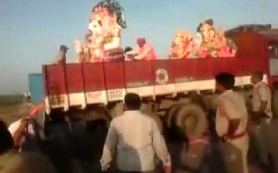 حقيقة فيديو إلقاء الهندوس تماثيل آلهتهم في النهر بسبب كورونا