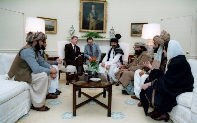 حقيقة صورة خاشقجي مع الرئيس الأمريكي ريجن والمجاهدين الأفغان