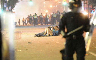 حقيقة صورة قبلة احتجاجات فرنسا