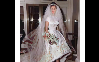هذه الصورة للممثلة جاكي كولينز وليست عروسة مصرية عام 1960
