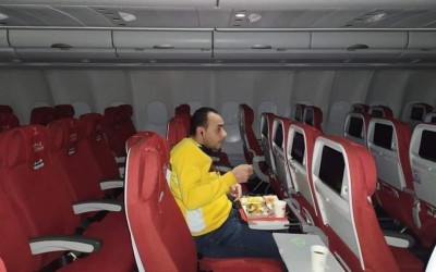 حقيقة صورة مصري وحيد على طائرة متجهة إلى الصين