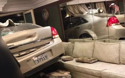 هذه الصور لاقتحام سائق هندي مجلس عزاء في الكويت