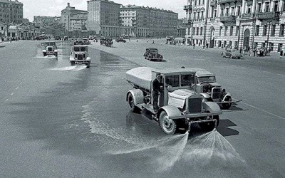 صورة غسل الشوارع في الأربعينات من روسيا لا من مصر