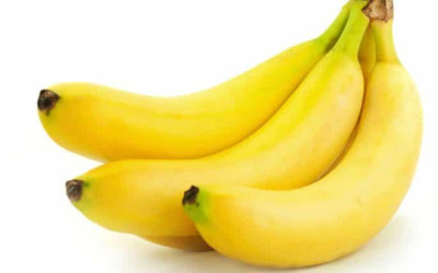 حقيقة خطورة تناول الموز والفراولة مع اللبن