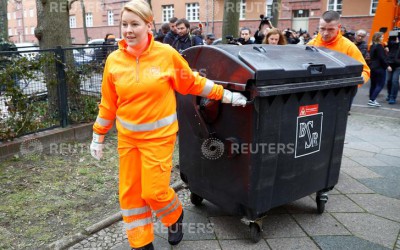 حقيقة صورة وزيرة الصحة الهولندية تنظف الشوارع ساعتين يوميًا