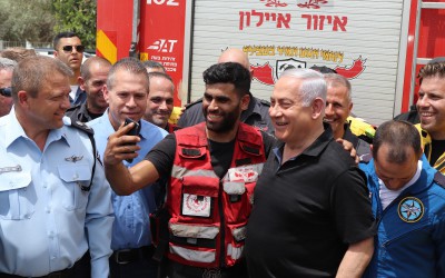 حقيقة صورة رجل الإطفاء المصري مع نتنياهو