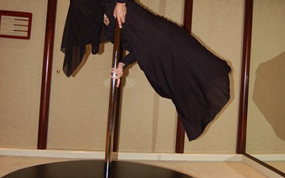 حقيقة صورة راقصة العمود في أول عروض ديسكو السعودية الحلال