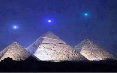 حقيقة ظهور 3 كواكب فوق الأهرامات
