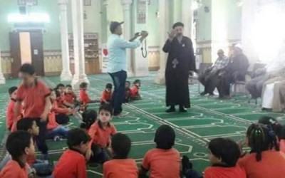 حقيقة صورة تنصير الأطفال داخل مسجد