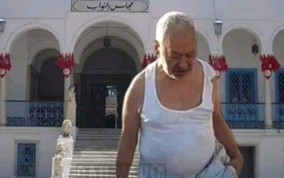 حقيقة صورة الغنوشي بالملابس الداخلية أمام مجلس النواب التونسي
