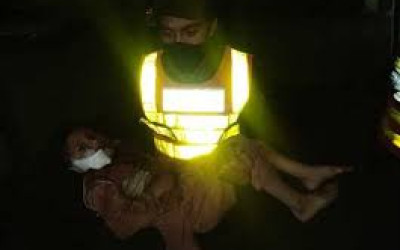 الطفل حيدر توفي وهذه الصورة لإنقاذ طفل باكستاني أصيب من انفجار