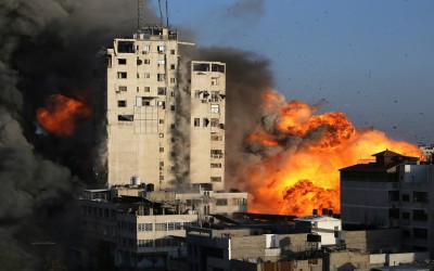 هذا الفيديو يظهر قصف برجاً في غزة وليس لاستهداف وزارة الدفاع الأوكرانية