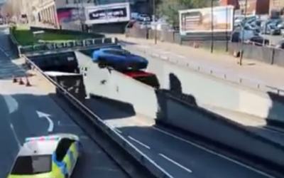 فيديو سيارة تقفز أعلى أتوبيس للهروب من الشرطة جرافيك
