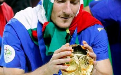 صورة توتي وهو يغطي شعره بعلم إيطاليا ليست دعماً للحجاب