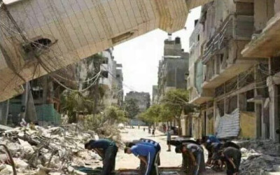 حقيقة صورة الصلاة تحت المئذنة المهدمة في غزة
