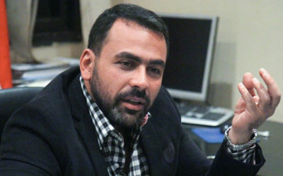 الحسيني يتجاهل مسؤولية الحكومة في الأزمة الاقتصادية