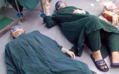 حقيقة صورة الطبيبان السوريان بعد عملية إزالة ورم في المخ