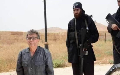 حقيقة صورة عالم الآثار السوري خالد الأسعد جاثيًا أمام أحد أفراد داعش
