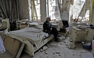 حقيقة صورة الرجل المُستمع إلى الموسيقى وسط دمار انفجار مرفأ بيروت
