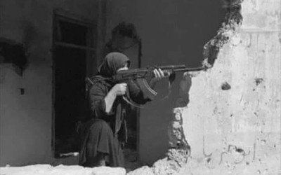 حقيقة صورة المرأة التي تحمل السلاح في فلسطين