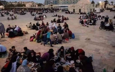 حقيقية إفطار الفلسطينيين في ساحة المسجد الأقصى