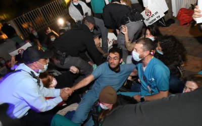 حقيقة احتجاجات الأطباء والممرضين على لقاحات كورونا في إسرائيل