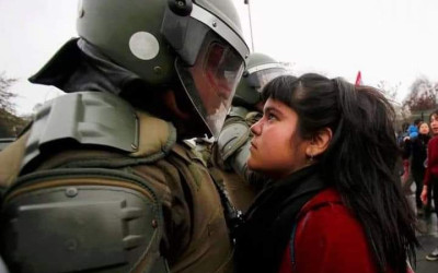 حقيقة صورة الفتاة الفلسطينية التي تقف في وجه جندي إسرائيلي
