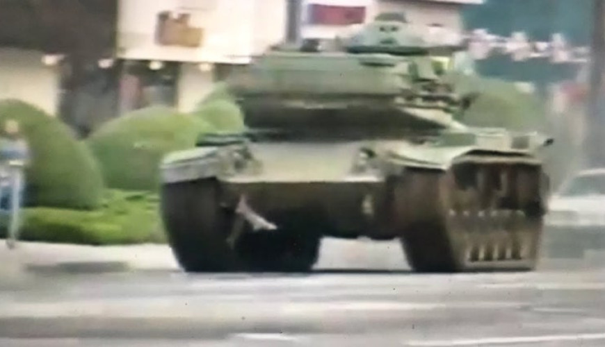 حقيقة فيديو مطاردة الشرطة الأمريكية لشخص سرق دبابة