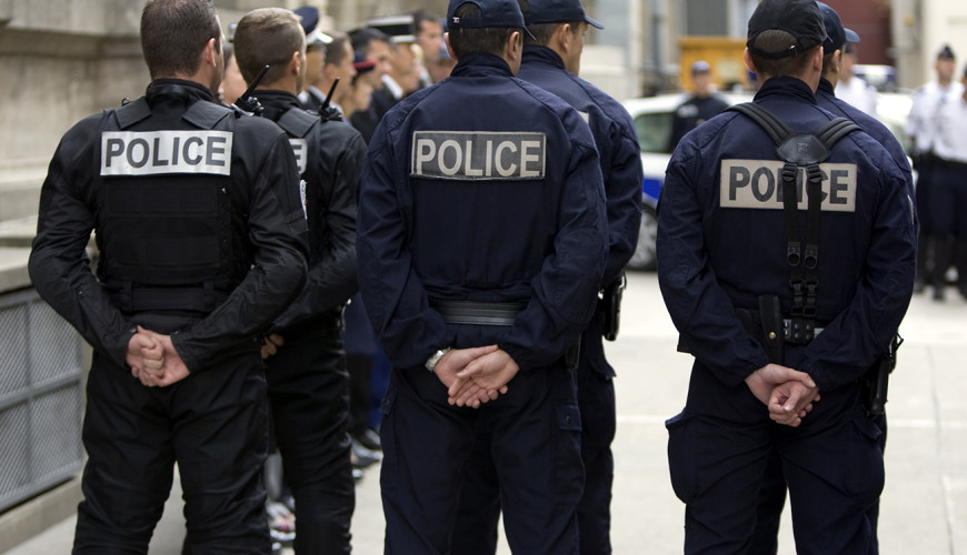 حقيقة فيديو بكاء شرطية فرنسية وهتافها لا تخربوا باريس
