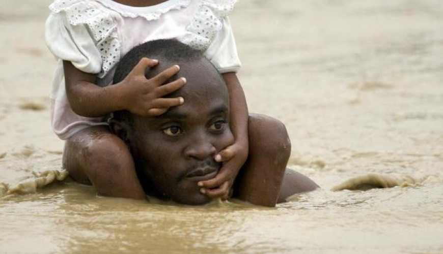 حقيقة صورة رجل يحمل طفلته خلال فيضانات السودان