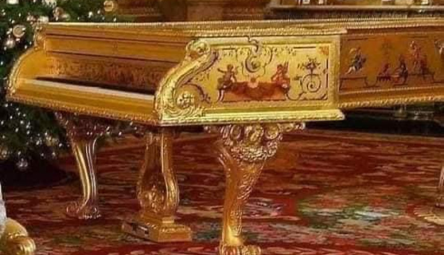 حقيقة سرقة بيانو صدام حسين ووضعه في قصر باكينجهام