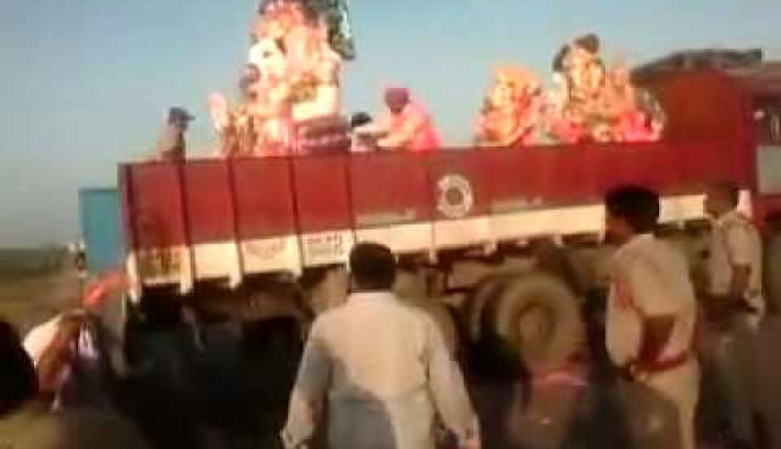 حقيقة فيديو إلقاء الهندوس تماثيل آلهتهم في النهر بسبب كورونا