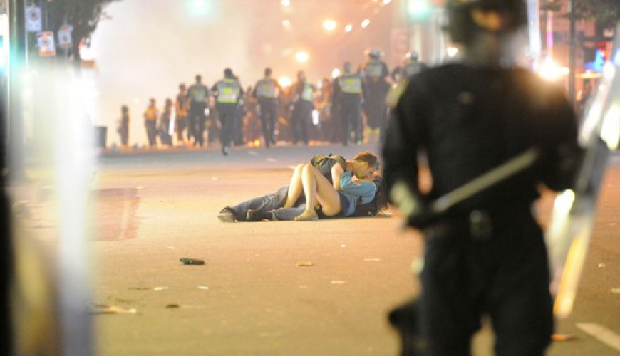 حقيقة صورة قبلة احتجاجات فرنسا