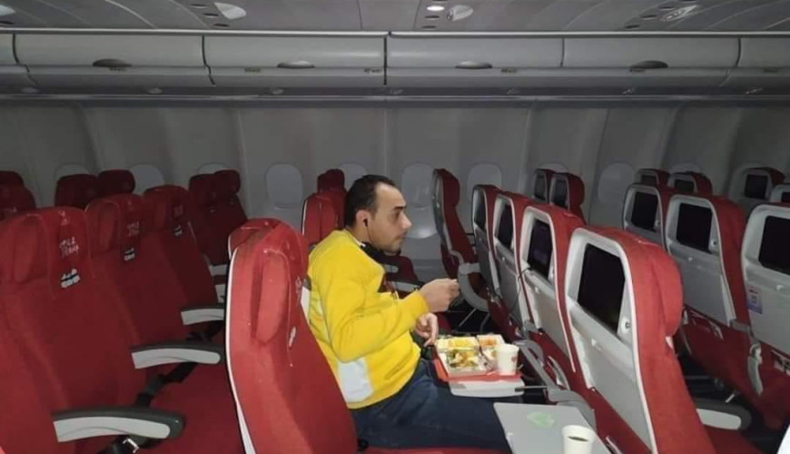حقيقة صورة مصري وحيد على طائرة متجهة إلى الصين