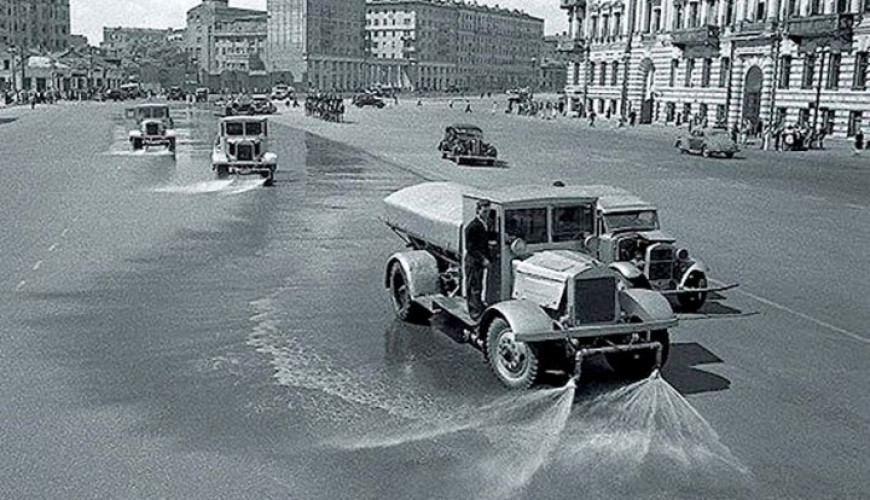 صورة غسل الشوارع في الأربعينات من روسيا لا من مصر