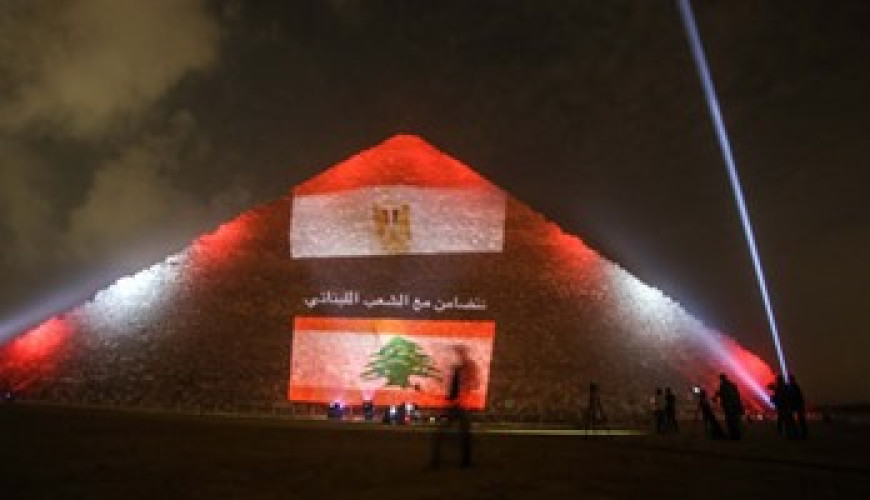 حقيقة إضاءة الأهرامات بعلم لبنان
