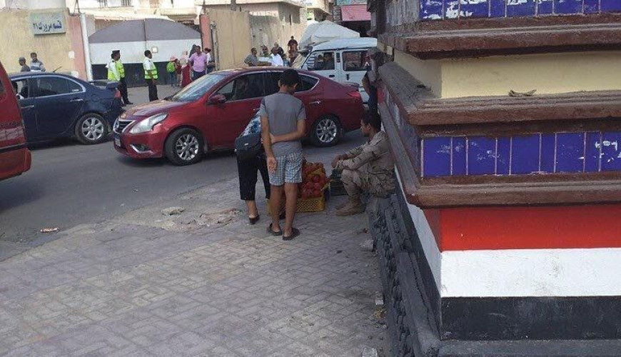 حقيقة فبركة صورة جندي يبيع الخضار بالإسكندرية
