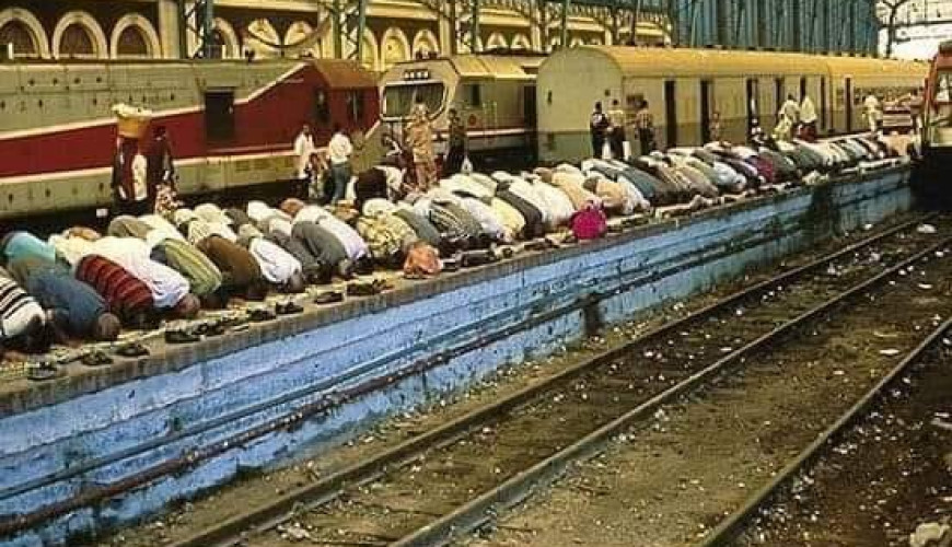 حقيقة صورة الصلاة على ضحايا حادث قطار محطة مصر