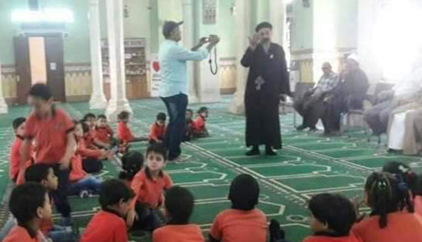 حقيقة صورة تنصير الأطفال داخل مسجد