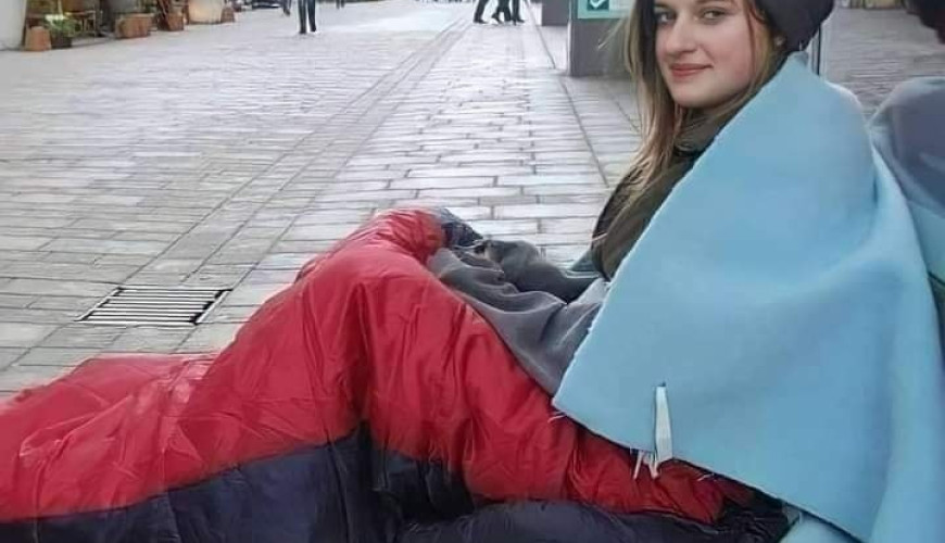 هذه الصورة لطالبة ألمانية تجري بحثاً عن التشرد وليست شحاتة أوكرانية