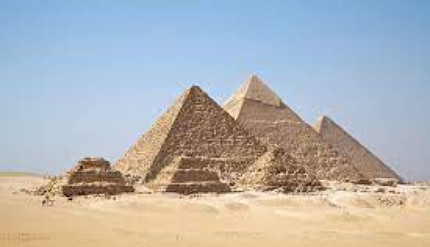 المصريون القدماء هم بناة الأهرامات وليس عمالقة قوم عاد