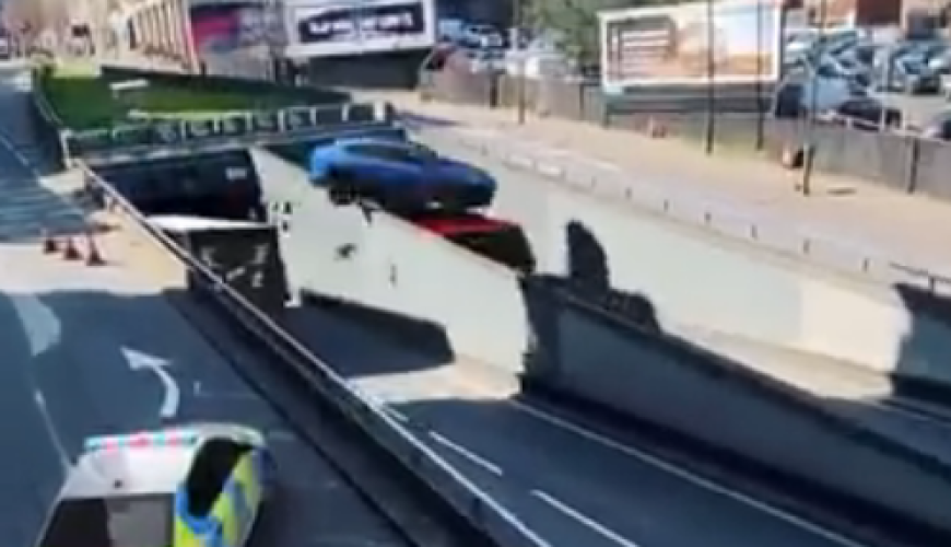 فيديو سيارة تقفز أعلى أتوبيس للهروب من الشرطة جرافيك