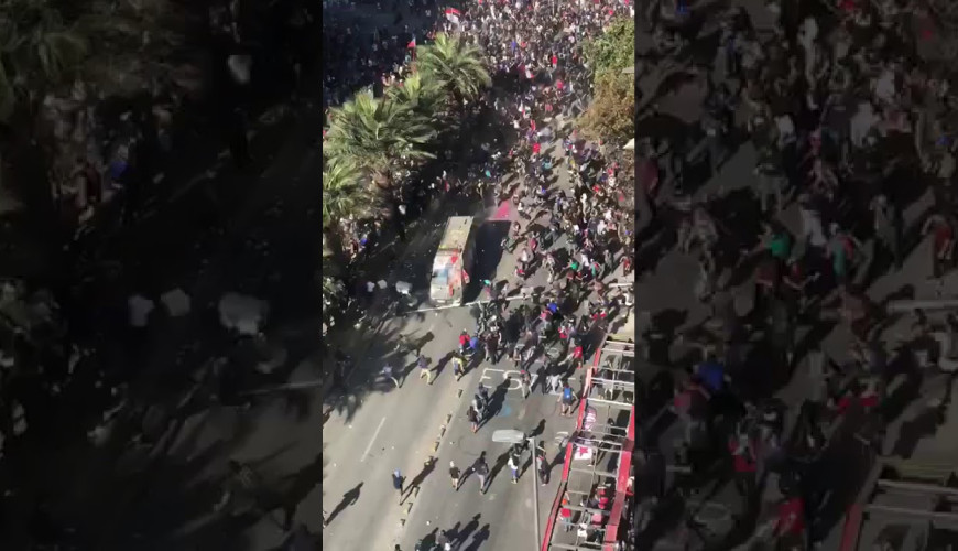 هذا الفيديو يظهر اشتباكات في تشيلي ولا علاقة له بإيران